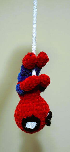 Spiderman swinging web (key chain)